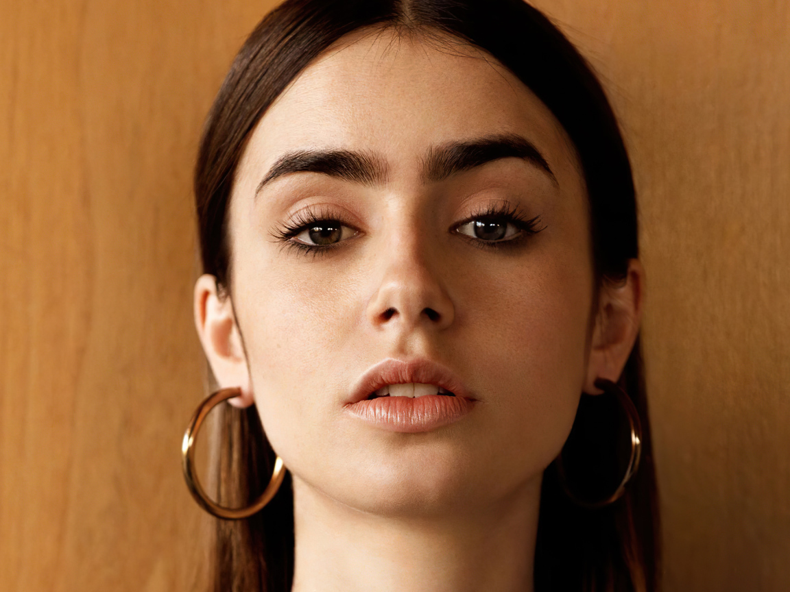 Лицо американской актрисы Лили Коллинз крупным планом