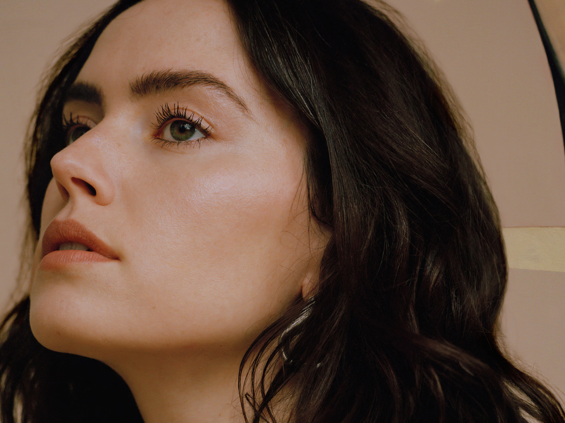 Лицо милой девушки, актрисы Дэйзи Ридли крупным планом