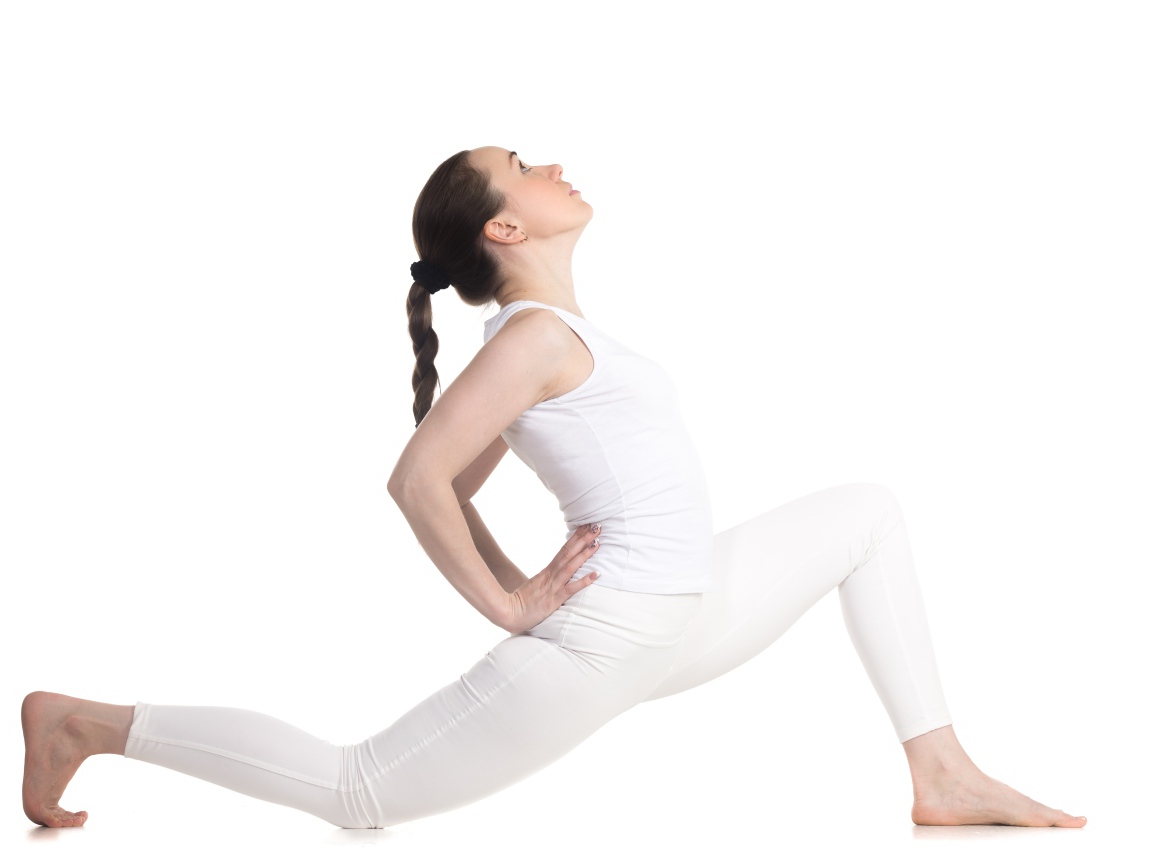 Девушка в белом костюме делает растяжку