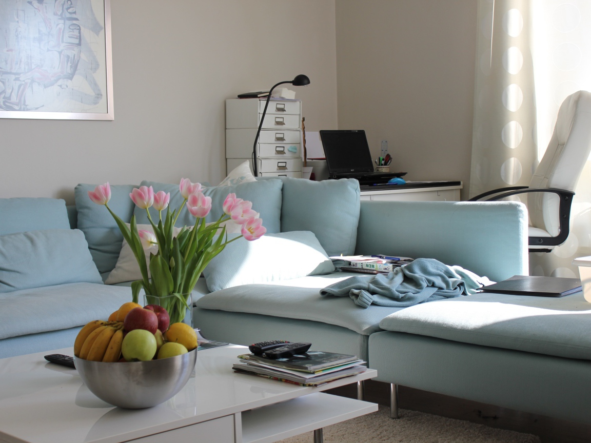 Большой серый диван в гостиной со столом 