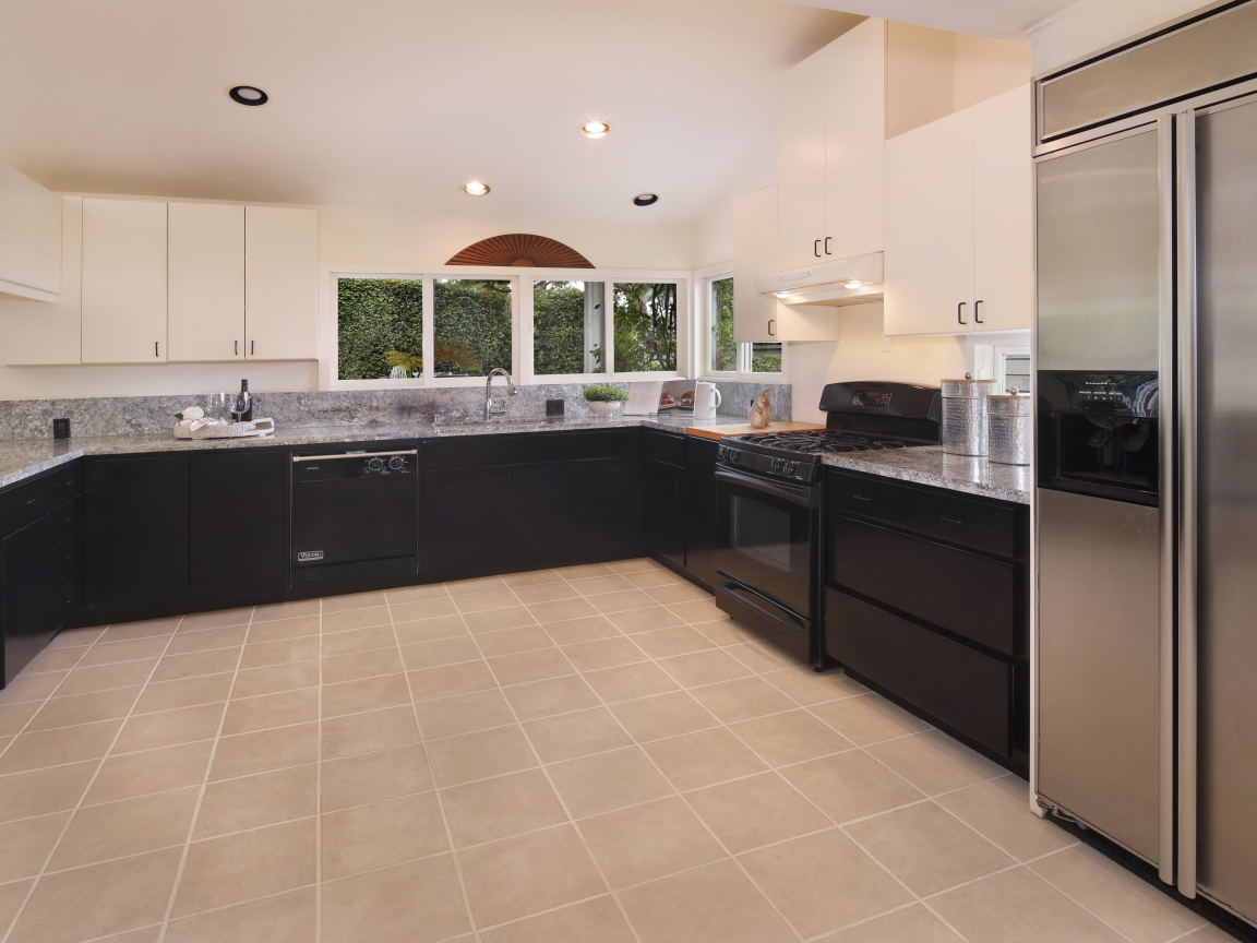 Большая кухня с черной  мебелью 