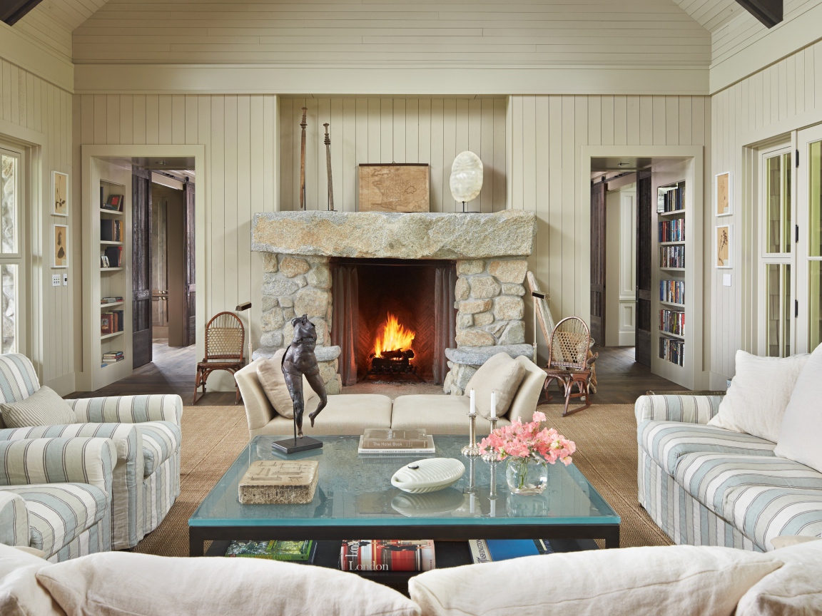 Большая гостиная комната с мягкой мебелью и камином