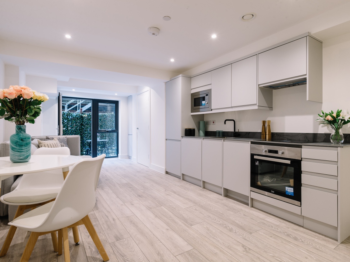 Большая просторная белая гостиная с букетом роз