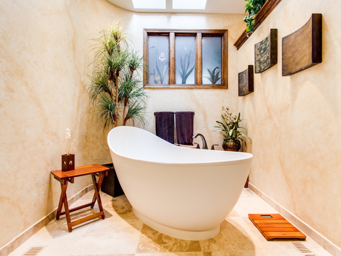 Большая белая ванная в комнате с окном