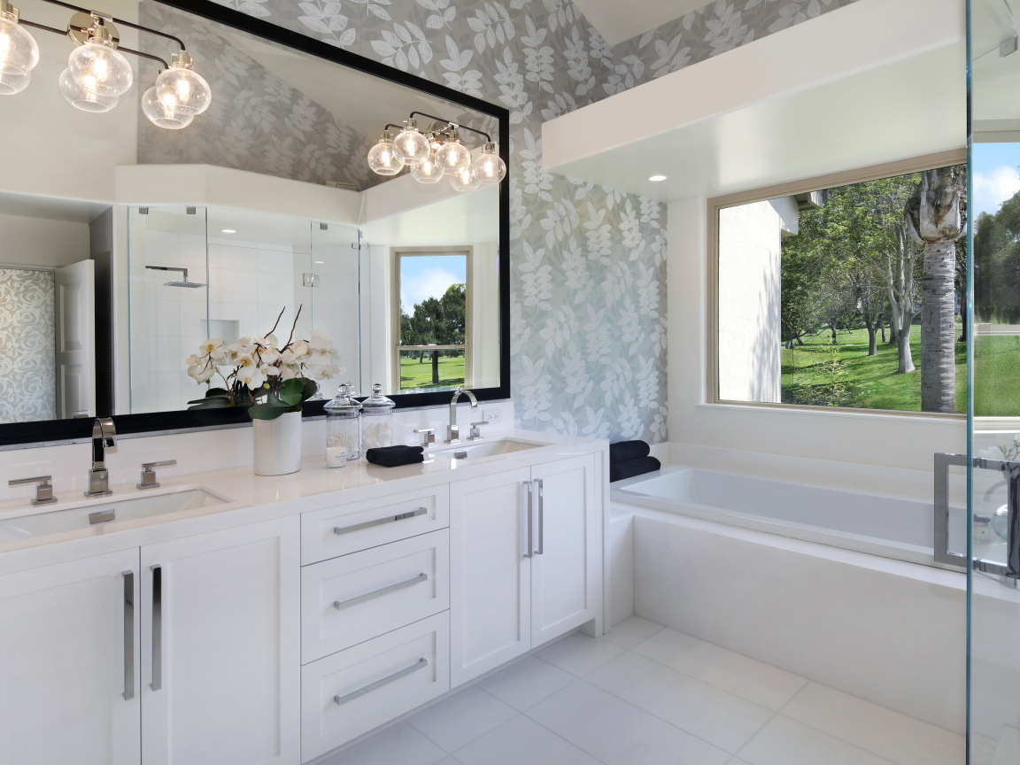 Большая белая ванная с большим окном 