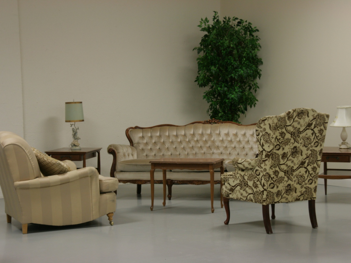 Кожаный диван и два кресла в гостиной 