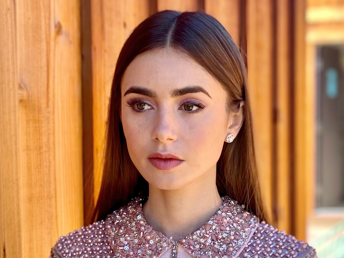 Длинноволосая кареглазая девушка Лили Коллинз