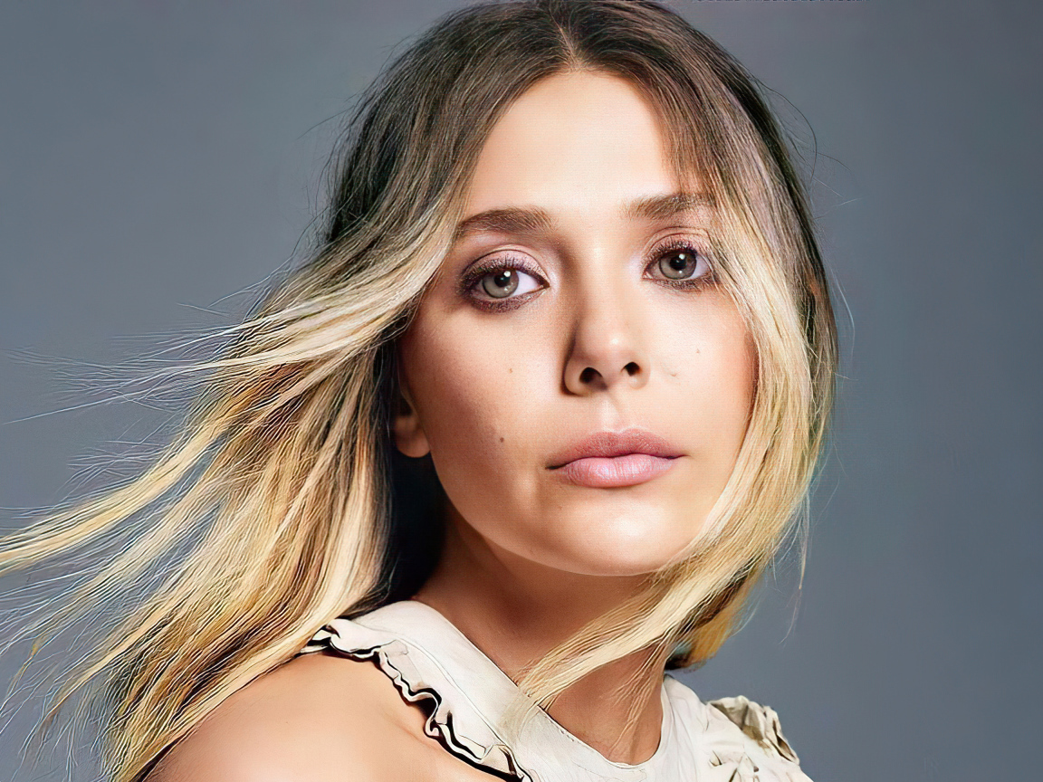 Грустная девушка, актриса Элизабет Олсен на сером фоне