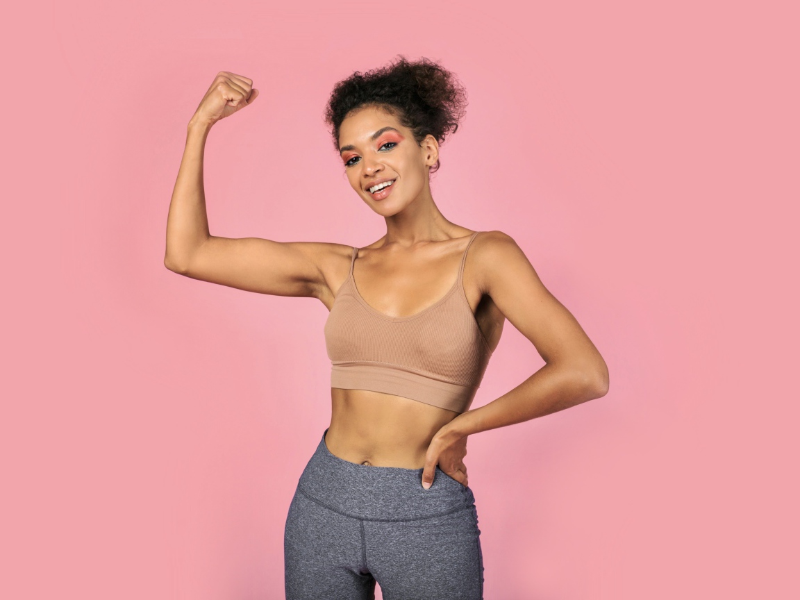 Спортивная девушка на розовом фоне