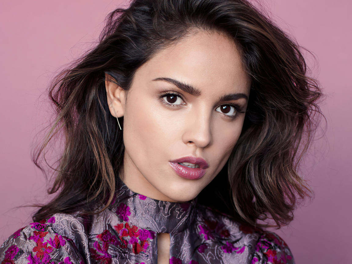 Стильная брюнетка Эйса Гонсалес на розовом фоне