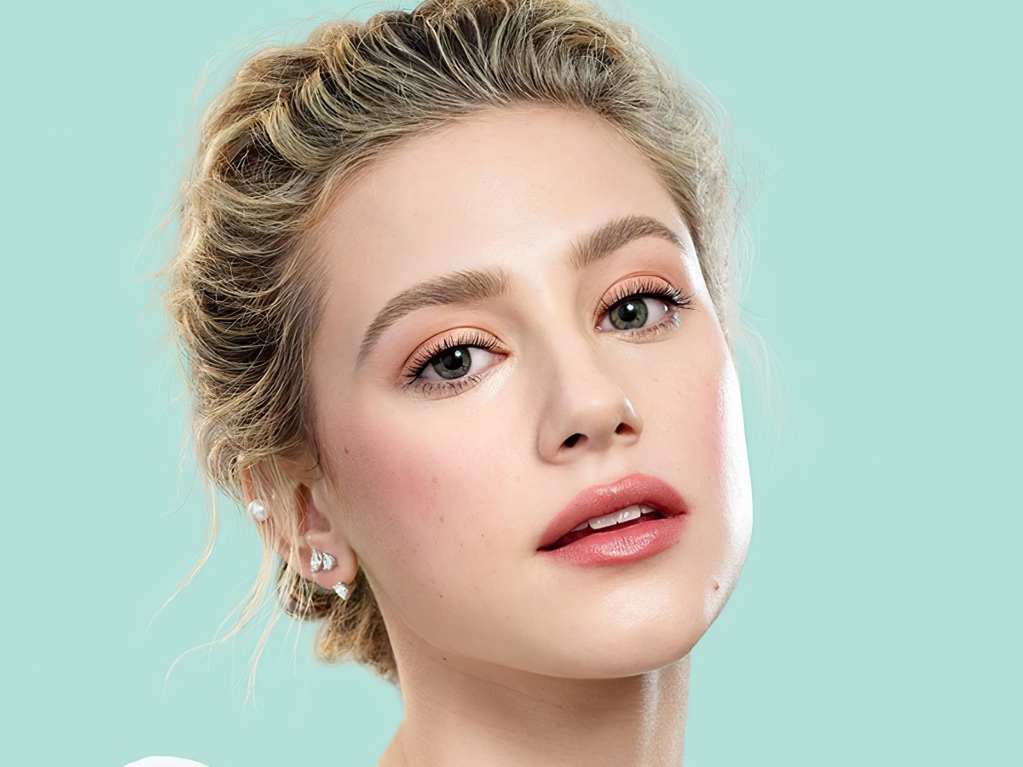 Лицо актрисы Лили Рейнхарт на голубом фоне