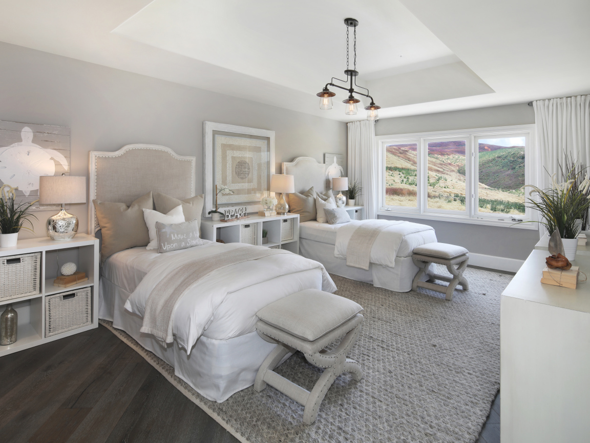 Две кровати в спальне с большим окном