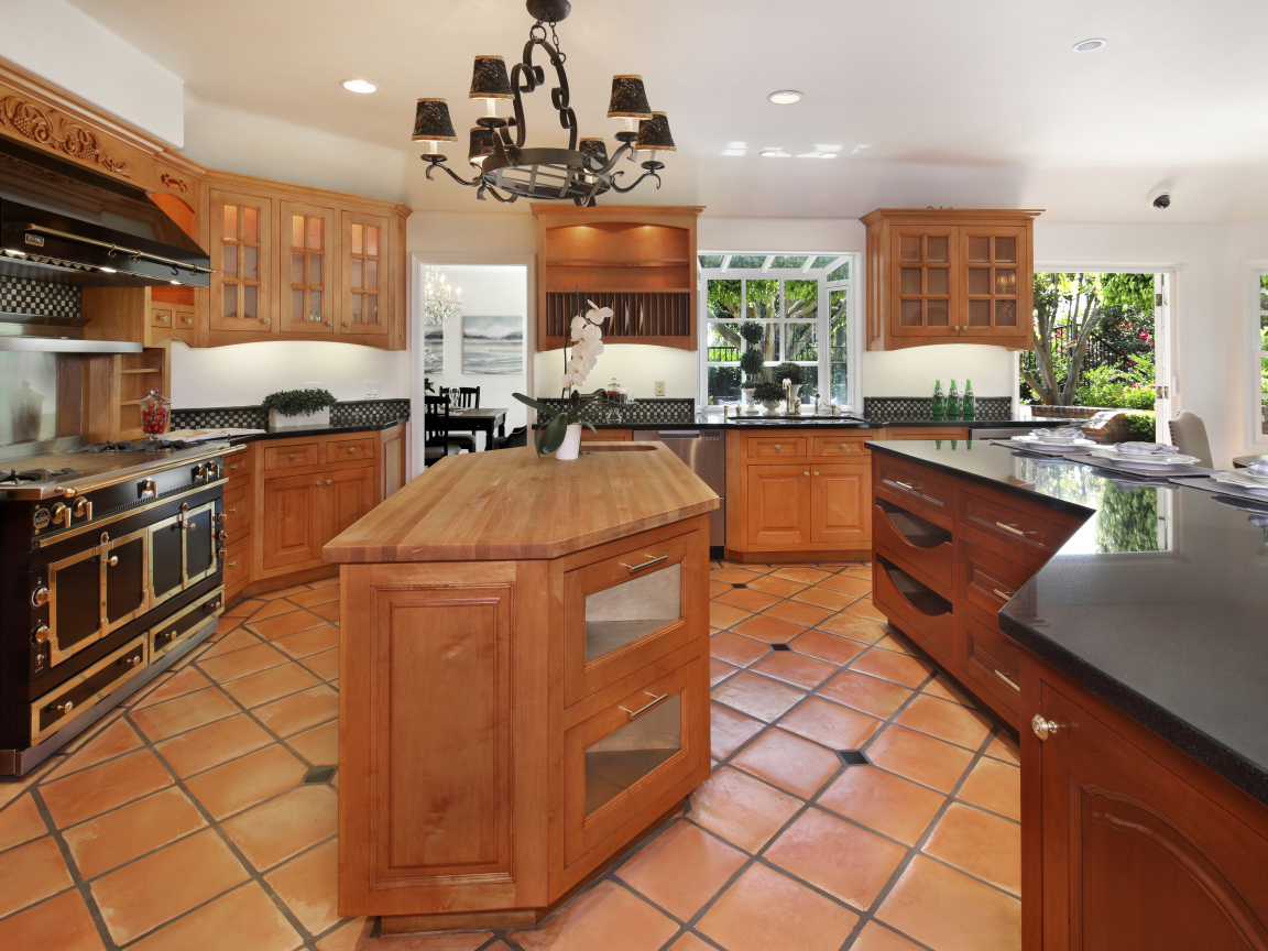 Деревянный стильный кухонный гарнитур 