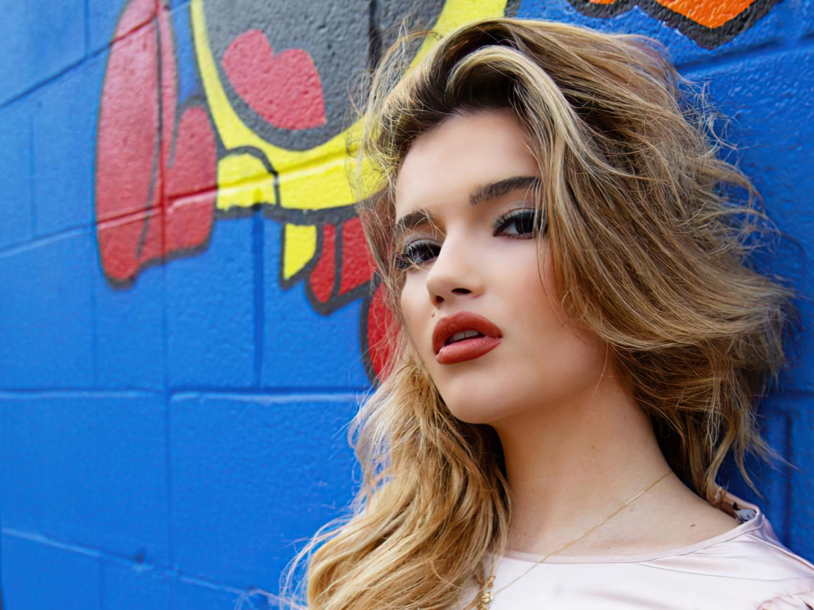 Молодая американская актриса Алексис Джейд Барнетт у стены