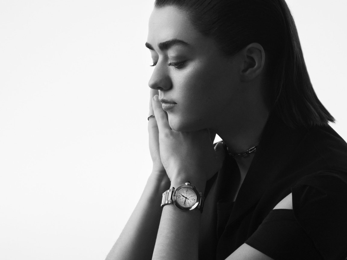 Молодая актриса  Мэйси Уильямс на белом фоне