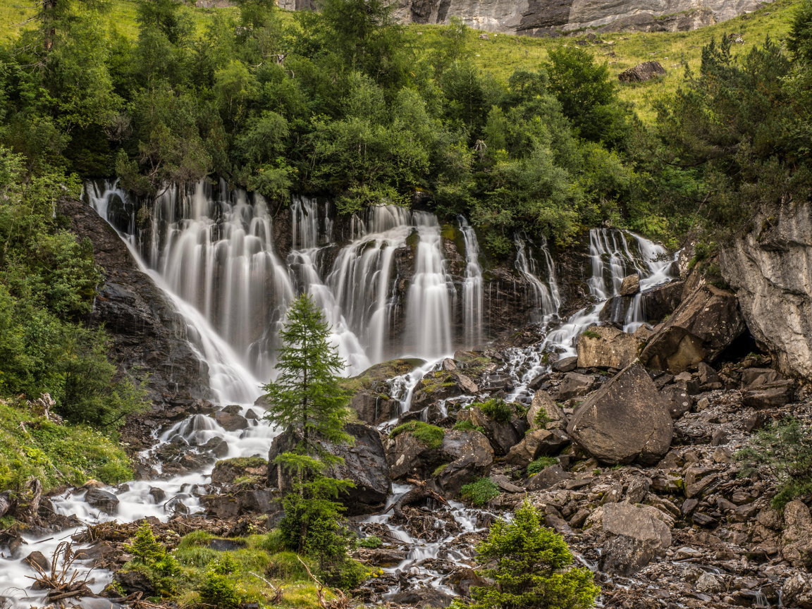 Водопад стекает по камням, Швейцария 