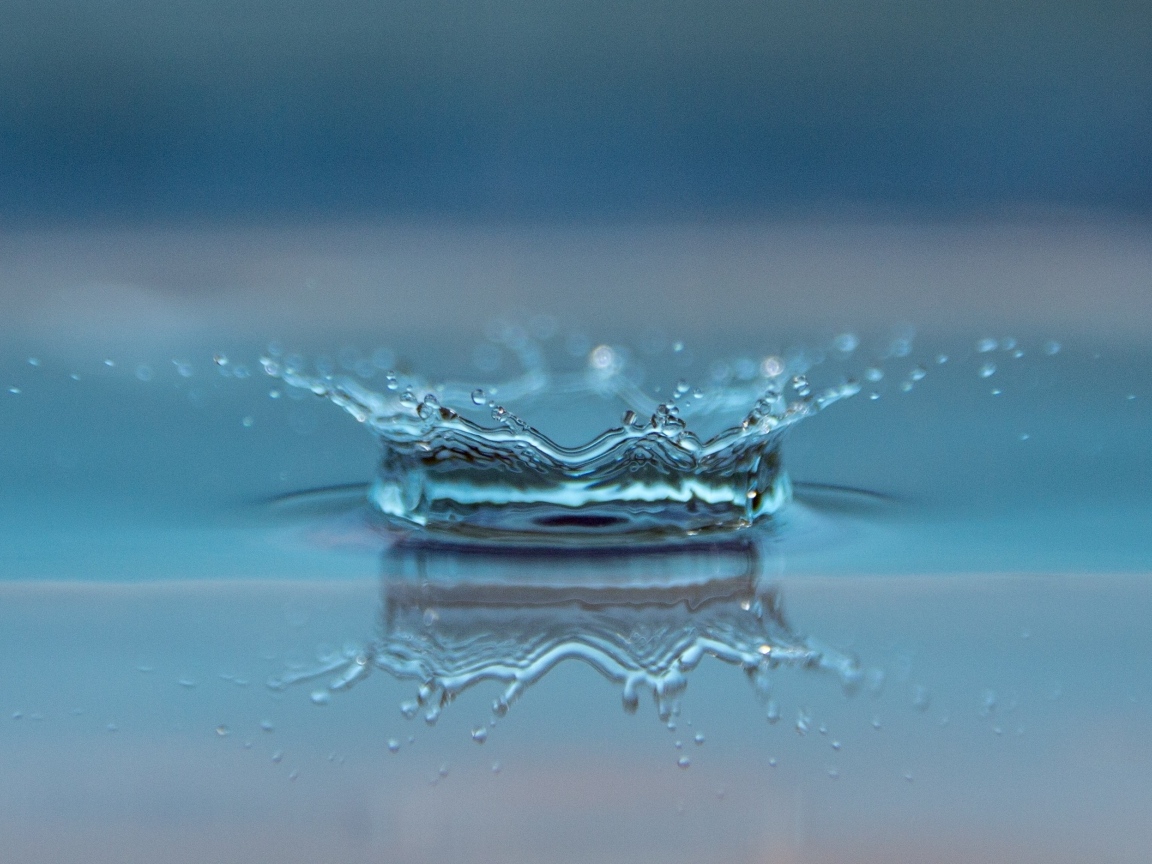 Капля воды разбивается об пол