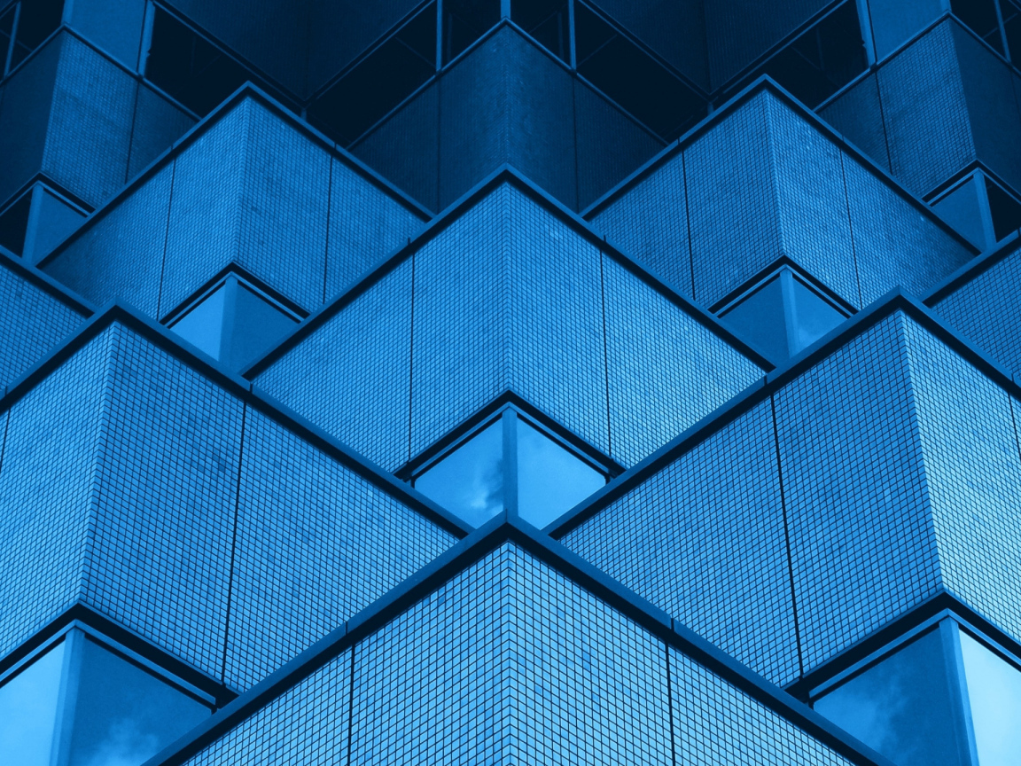 Голубые треугольники многоэтажного дома