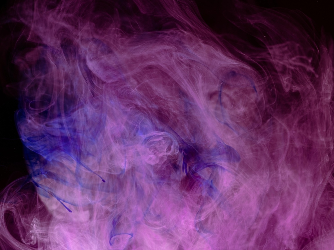 Розовый дым на черном фоне