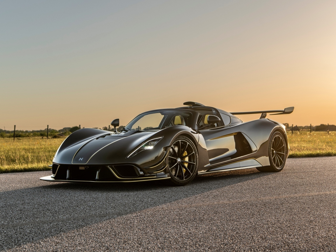 Черный спорткар Hennessey Venom F5 Revolution Roadster 2023 года