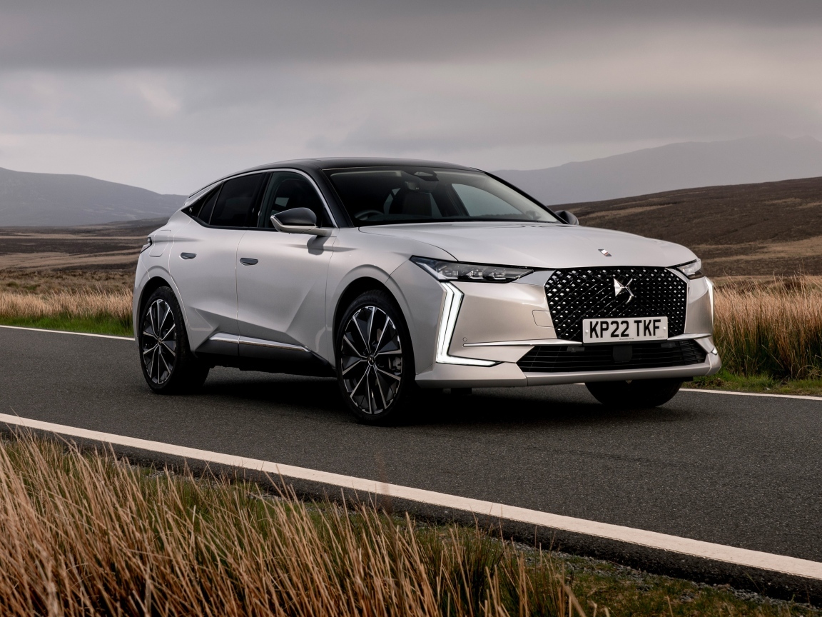 Автомобиль  DS 4 E-Tense Rivoli на дороге