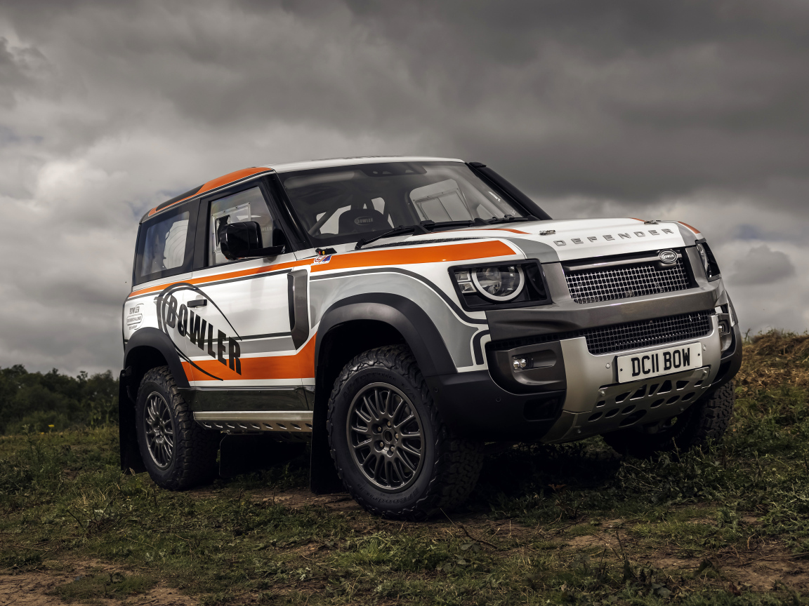 Большой внедорожник  Defender Challenge Car 2022 года на фоне грозового неба 