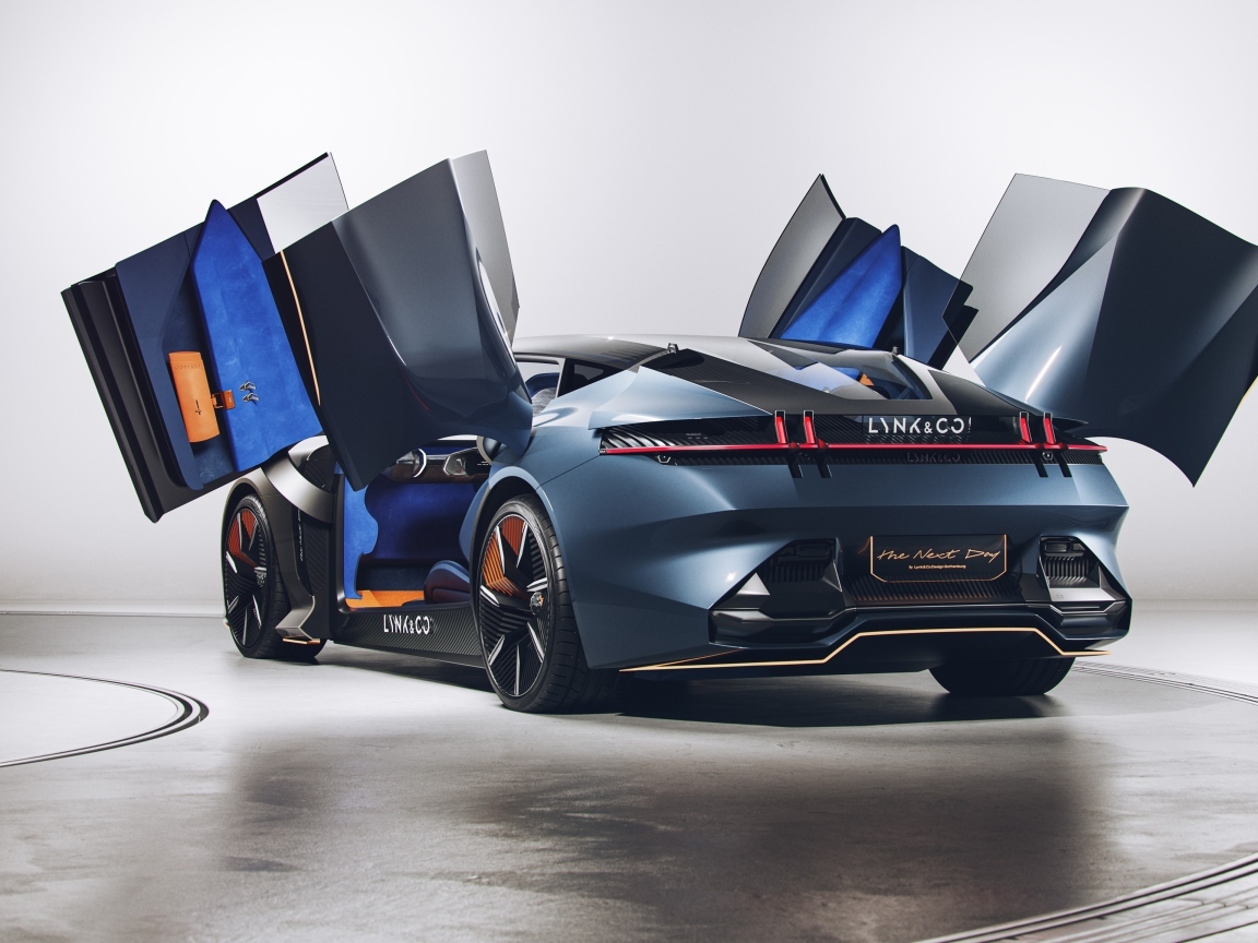 Спортивный автомобиль Lynk & Co с открытыми дверями