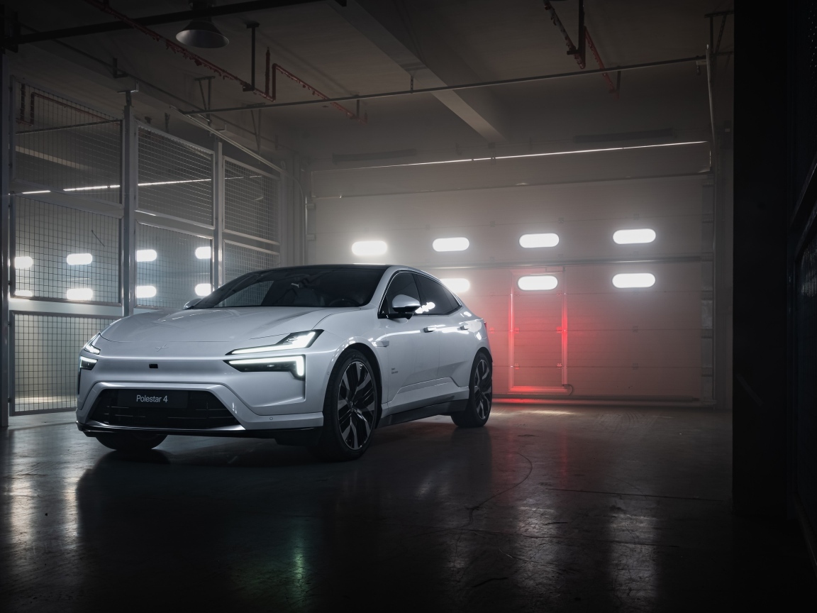 Автомобиль Polestar 4 в гараже