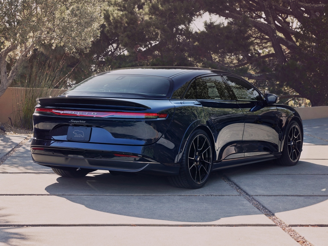 Вид сзади на автомобиль Lucid Air Sapphire 2023  года