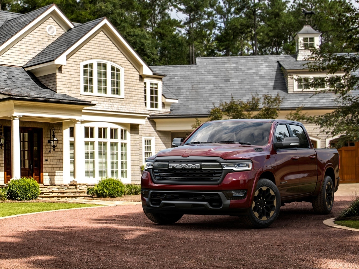 Красный пикап Ram 1500 Ramcharger Laramie 2025 года у дома