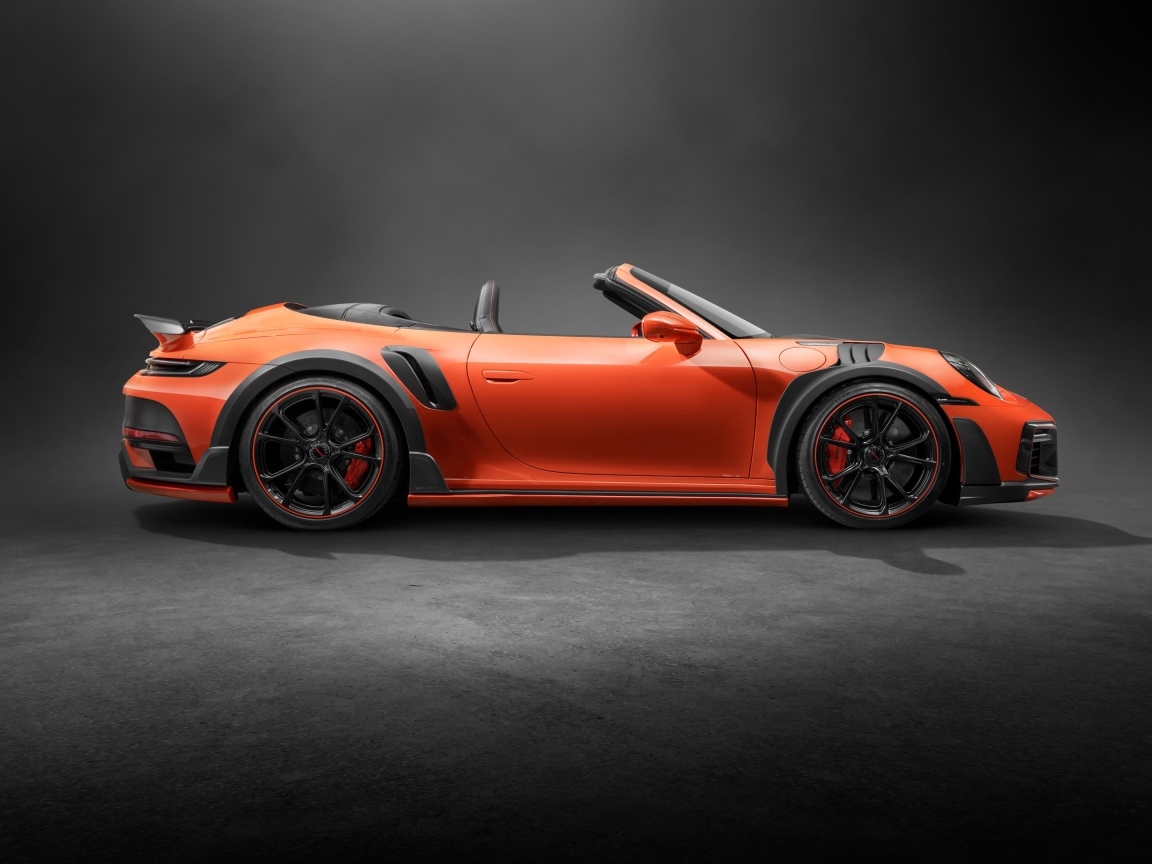 Вид сбоку на красный кабриолет TechArt GTstreet R