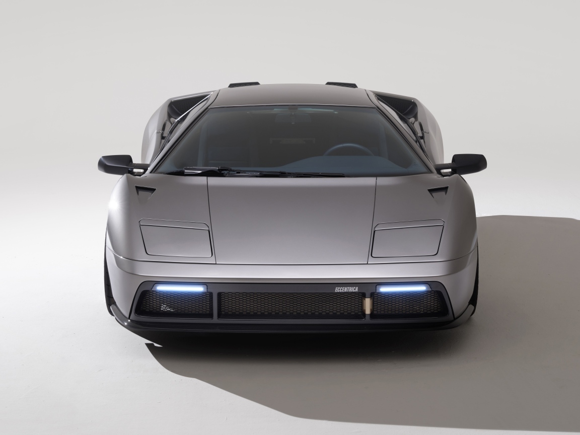 Серебристый автомобиль Eccentrica Restomod 2023 года