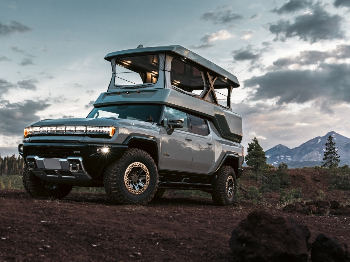 Серебристый внедорожник HUMMER EV EarthCruiser 2024 года