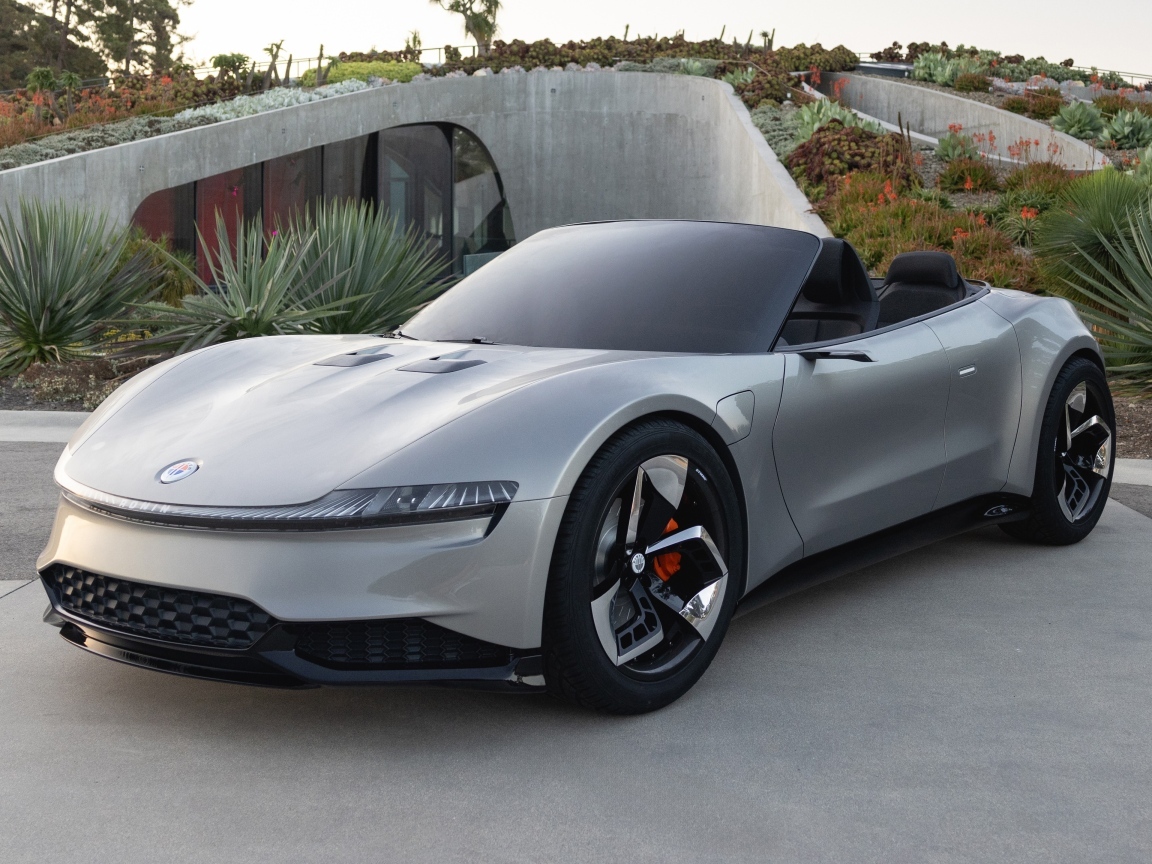 Серебристый спортивный автомобиль Fisker Ronin