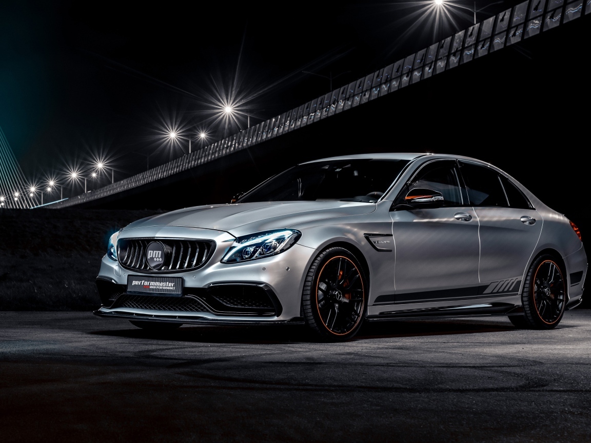 Серебристый автомобиль Performmaster C 63 V8 под мостом