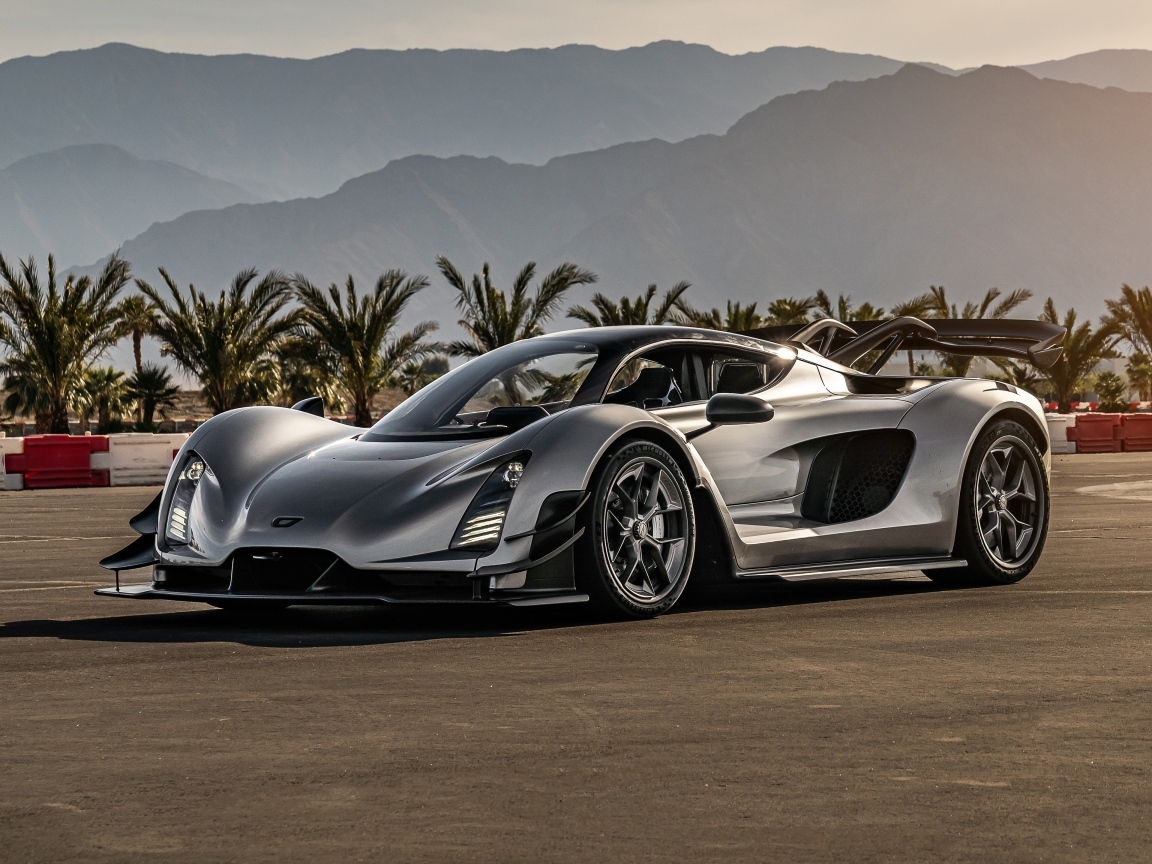 Серебристый спортивный автомобиль Czinger 21C