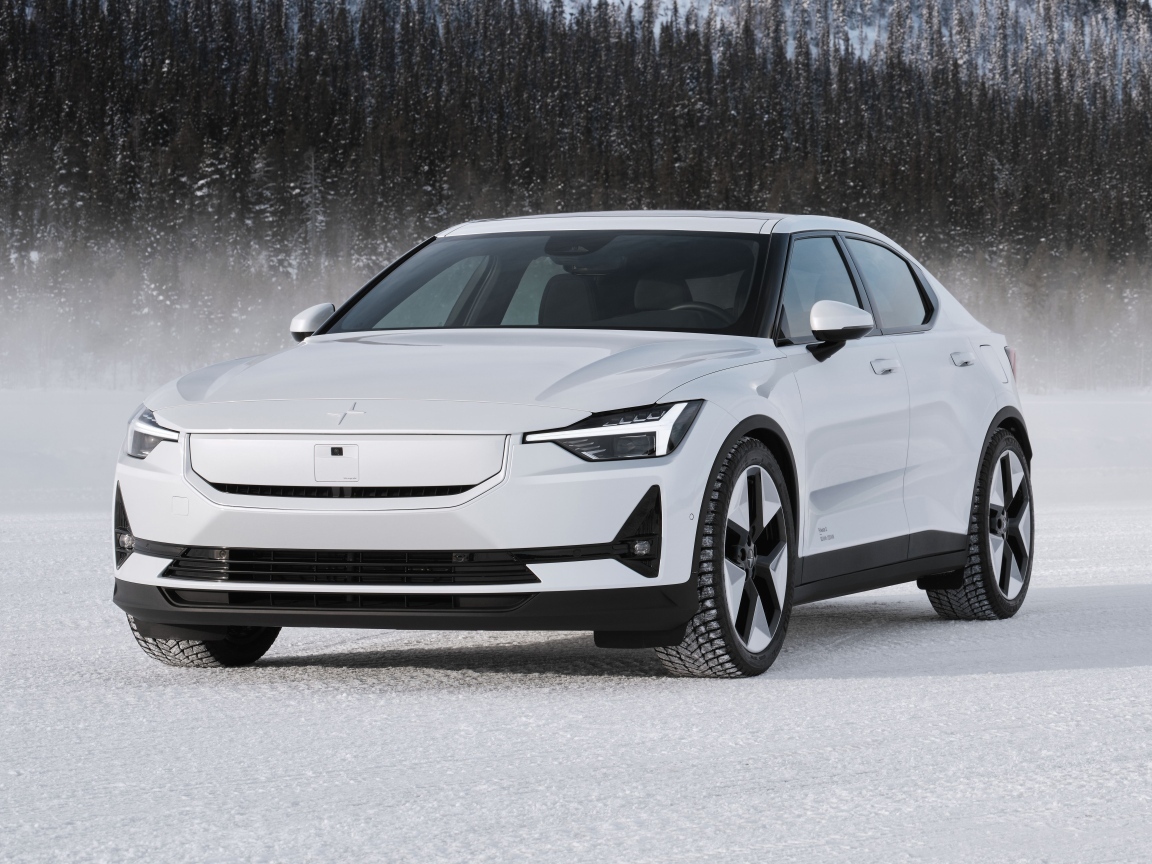 Белый автомобиль Polestar 2 на снегу