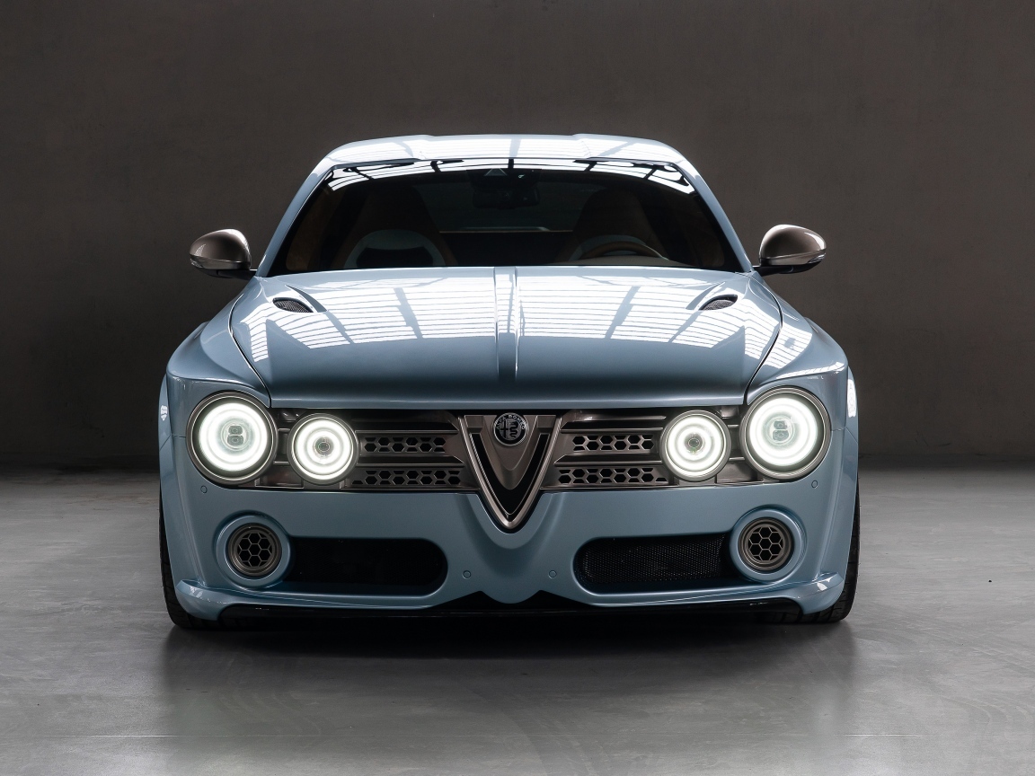 Вид спереди на автомобиль Alfa Romeo