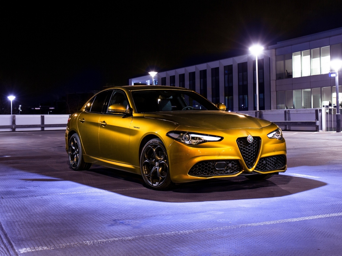 Золотистый автомобиль Alfa Romeo Giulia Veloce Q2