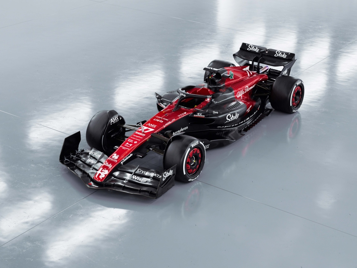 Гоночный автомобиль Alfa Romeo C43 F1 2023 на сером фоне
