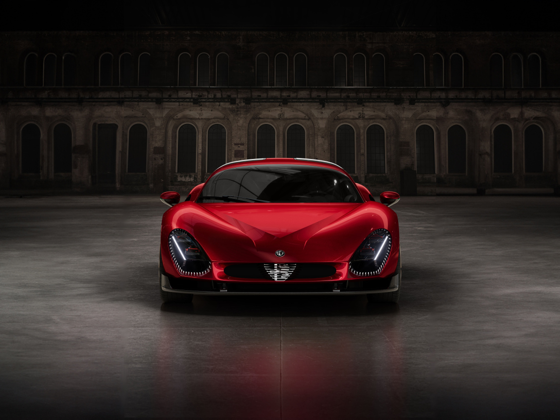 Красный автомобиль Alfa Romeo 33 Stradale вид спереди