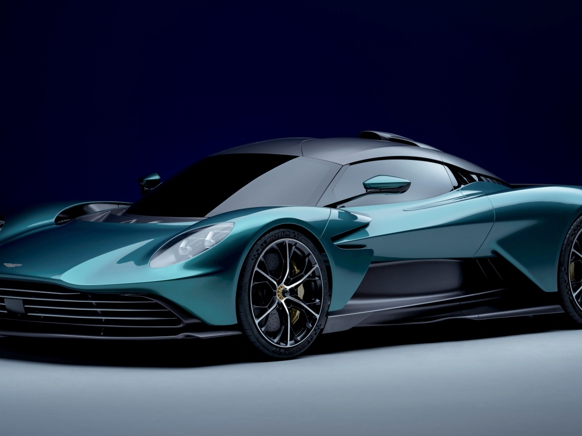 Автомобиль Aston Martin Valhalla 2023 года на сером фоне