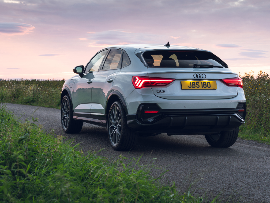 Автомобиль Audi Q3, 2021 года вид сзади