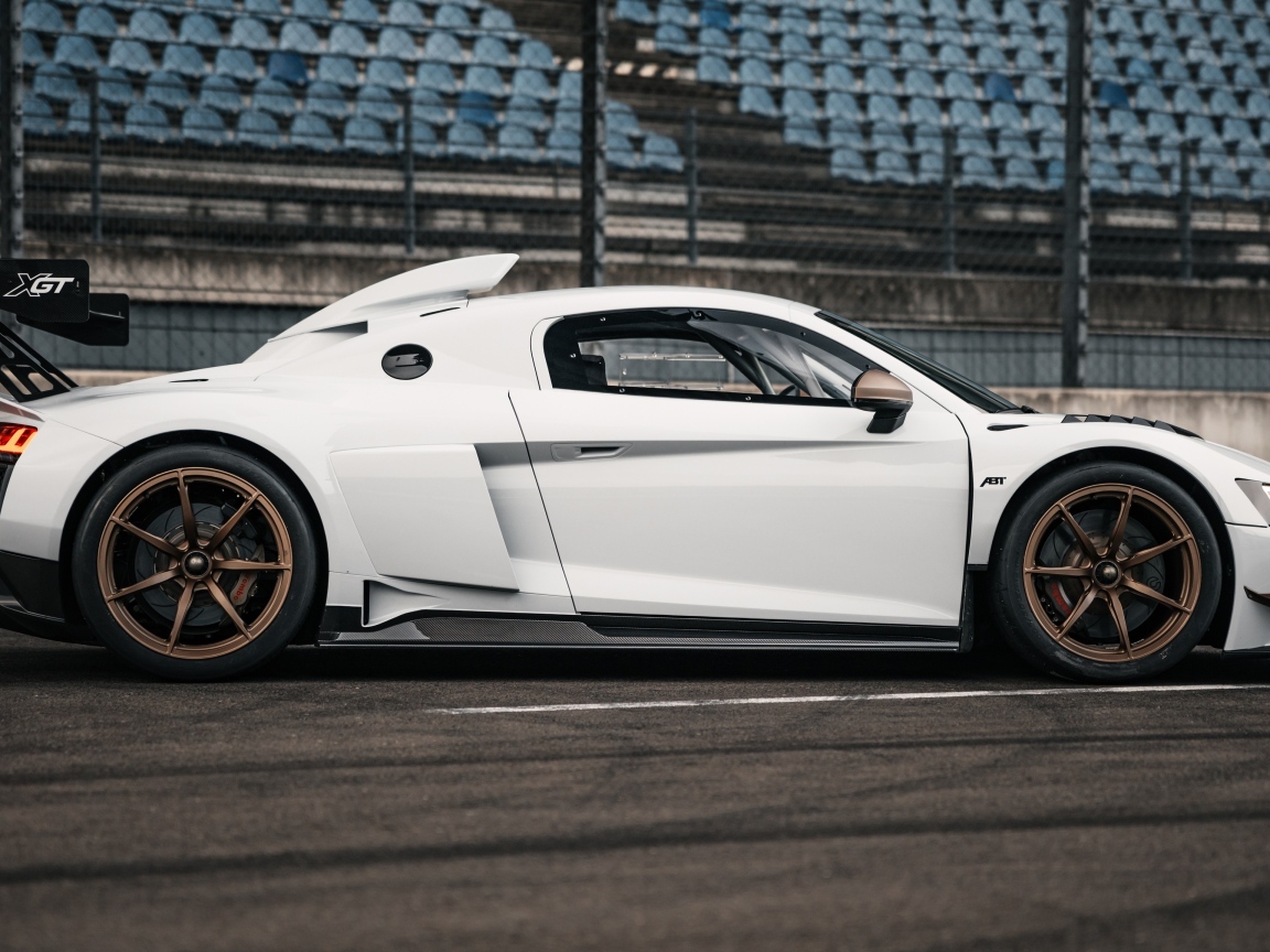 Вид сбоку на автомобиль ABT Sportsline XGT Audi R8 LMS GT2