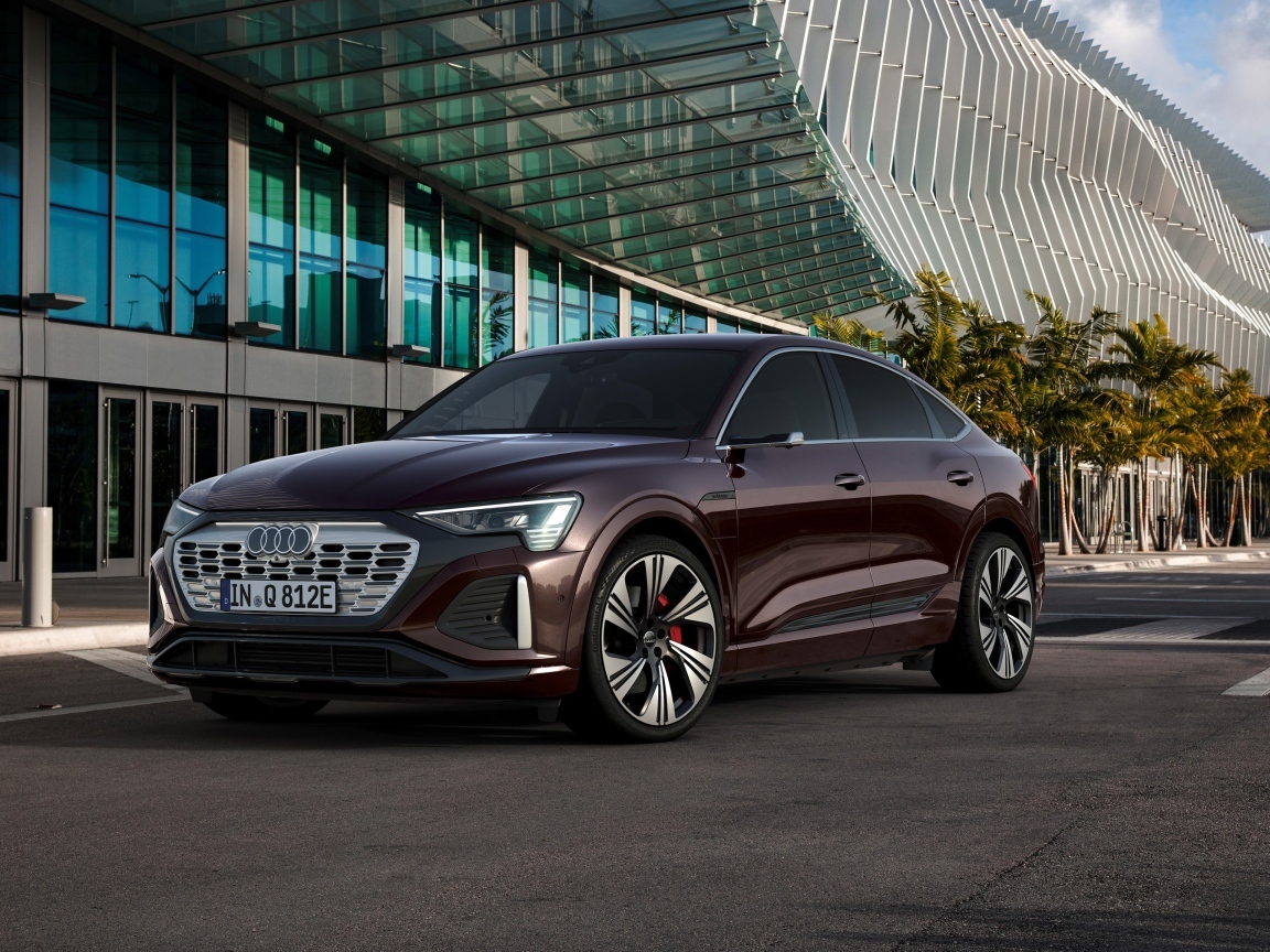 Стильный Audi Q8 Sportback 55 E-Tron Quattro у здания