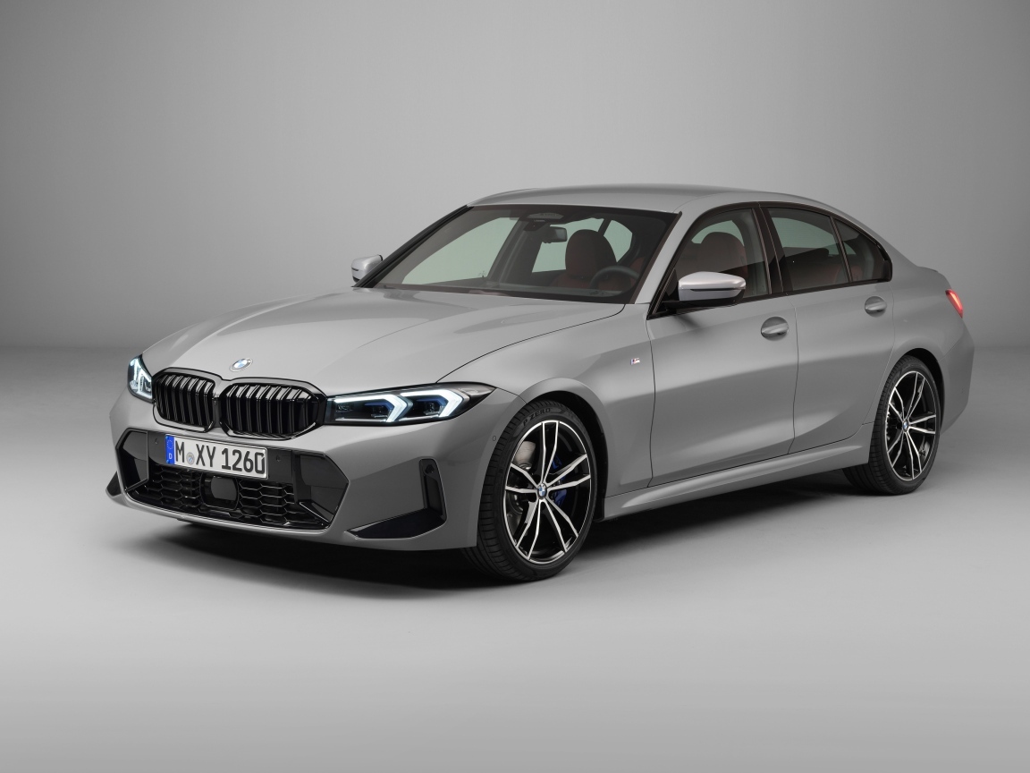 Автомобиль BMW 330i M Sport на сером фоне
