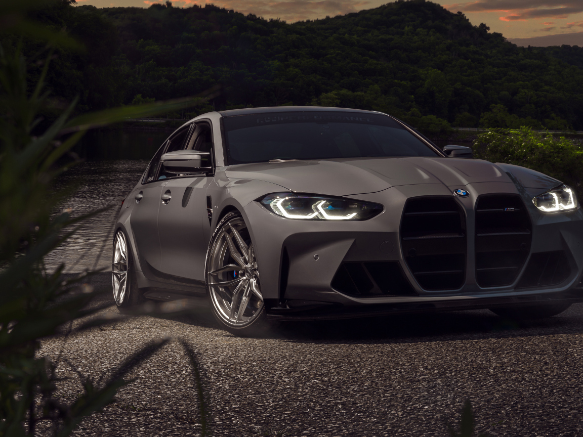 Автомобиль BMW M3 стоит у воды