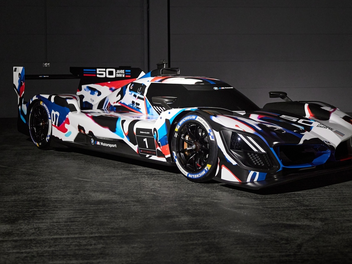 Красивый гоночный автомобиль BMW M Hybrid V8