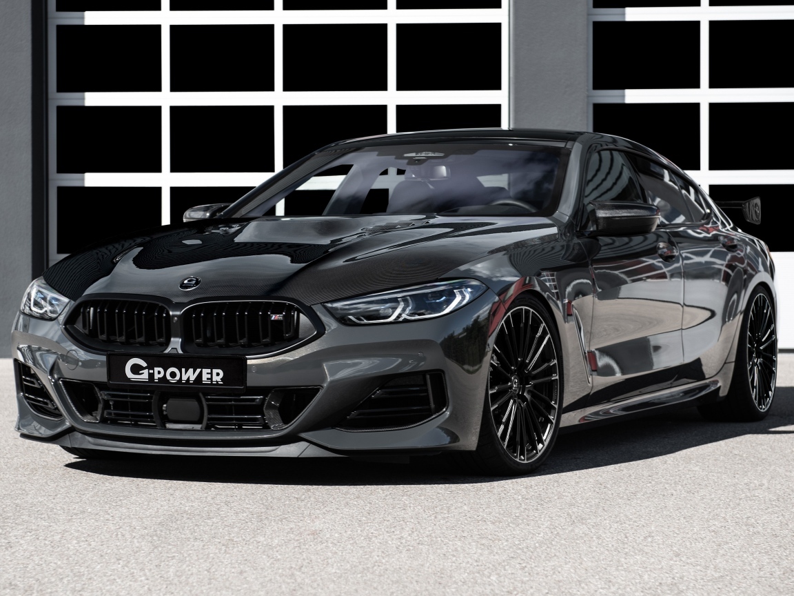 Черный автомобиль BMW M850i XDrive