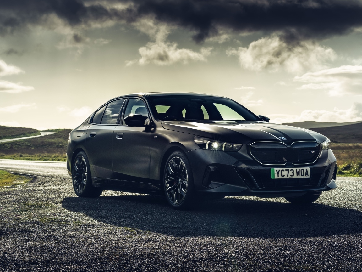 Черный автомобиль BMW I5 M60 XDrive 2023 года